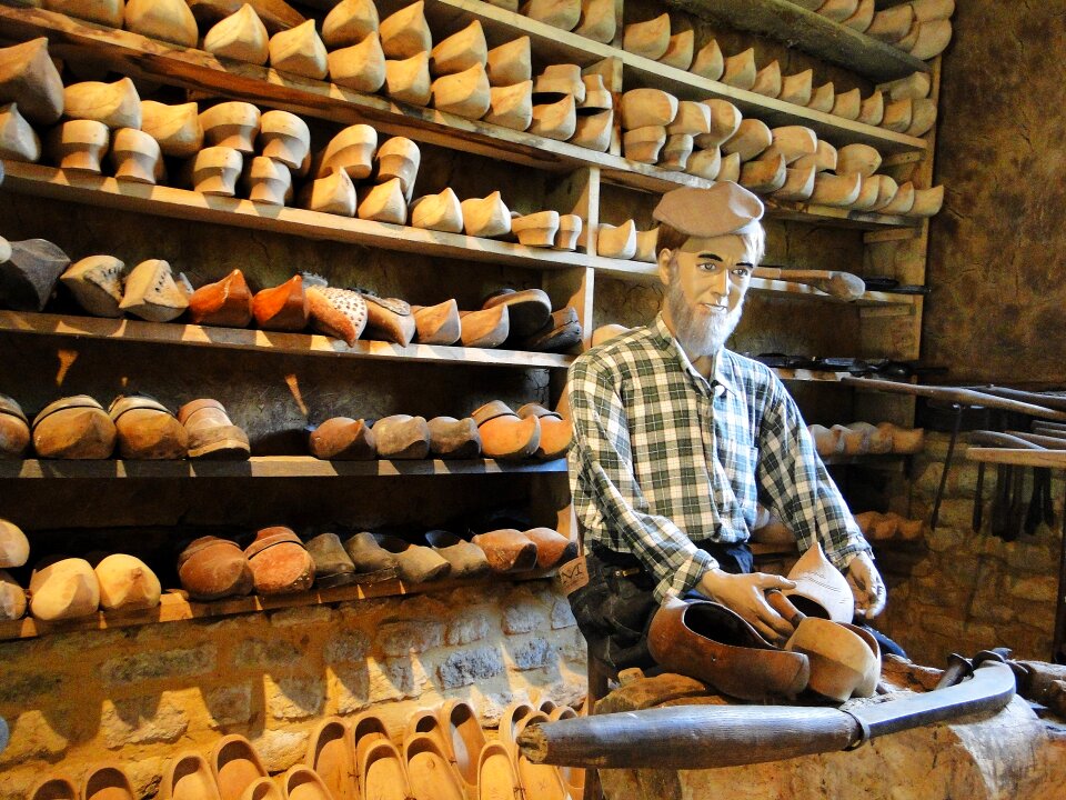 Wood decoration sculptors