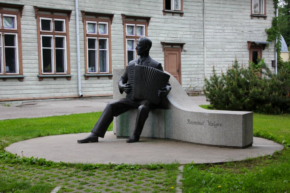 Figure chair man raimond