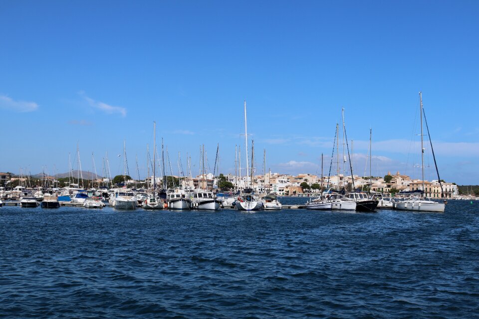 Vacations sailing ships south
