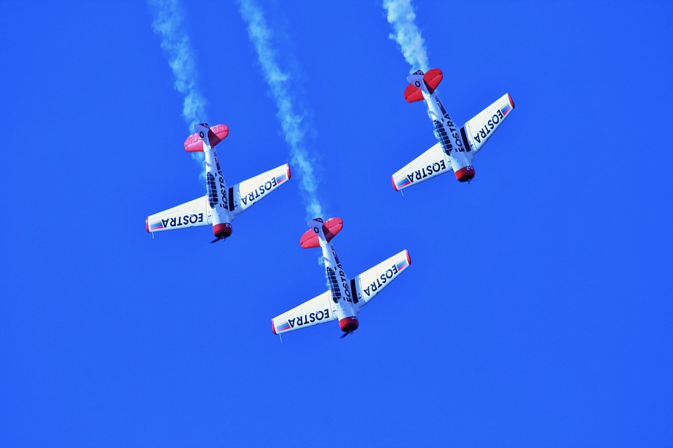 Aerobatic manoeuvres american t-6 harvards