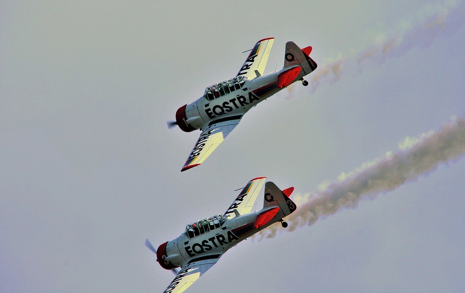 Aerobatic manoeuvres american t-6 harvards