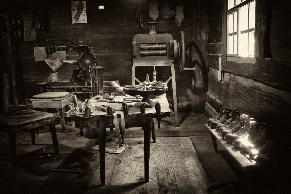 Cobbler shop lights and shadows
