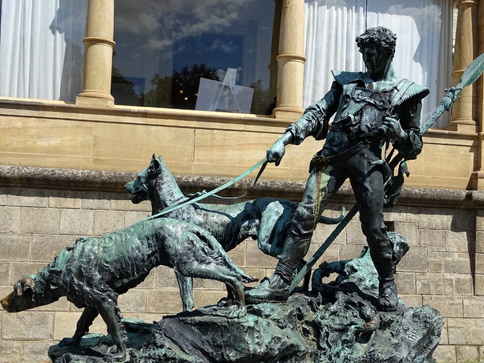 Statue castle historical