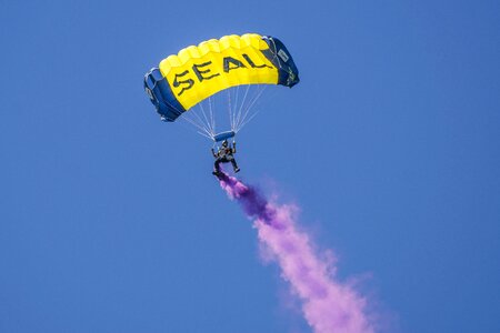 Skydiving parachutist parachuting
