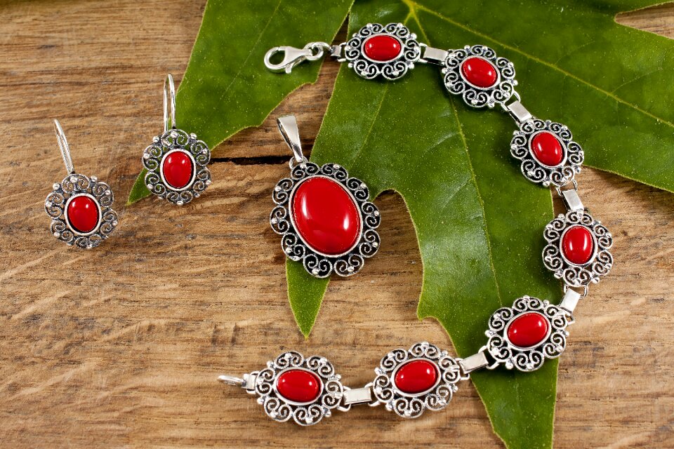 Gemstones neck set