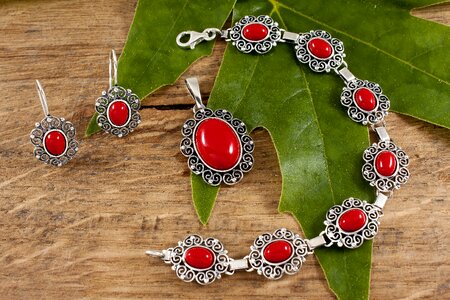 Gemstones neck set
