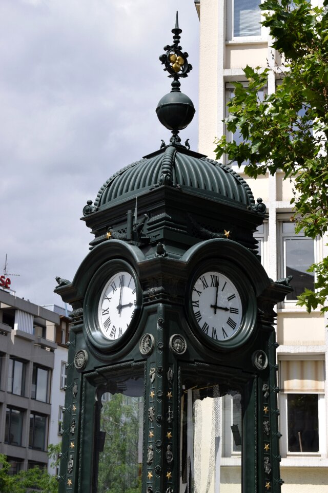 Watches chimes minutes
