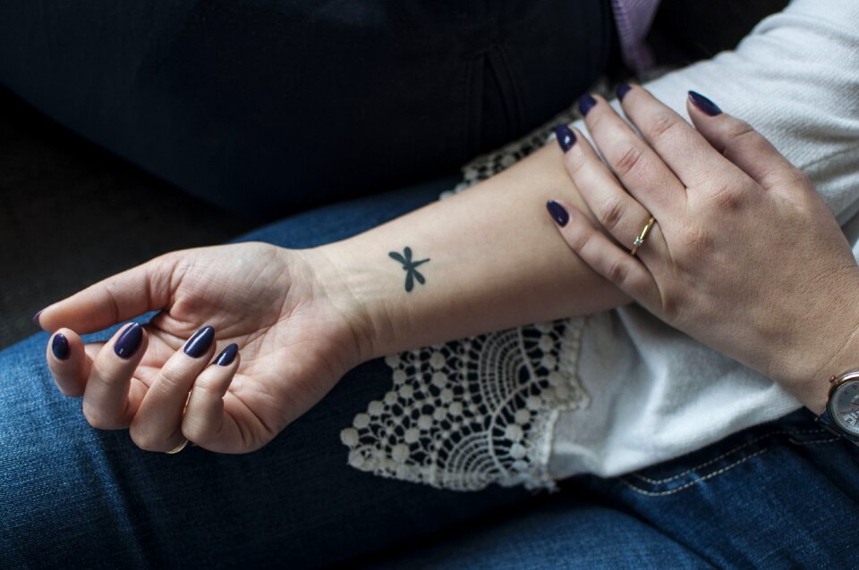 Woman manicure ważka