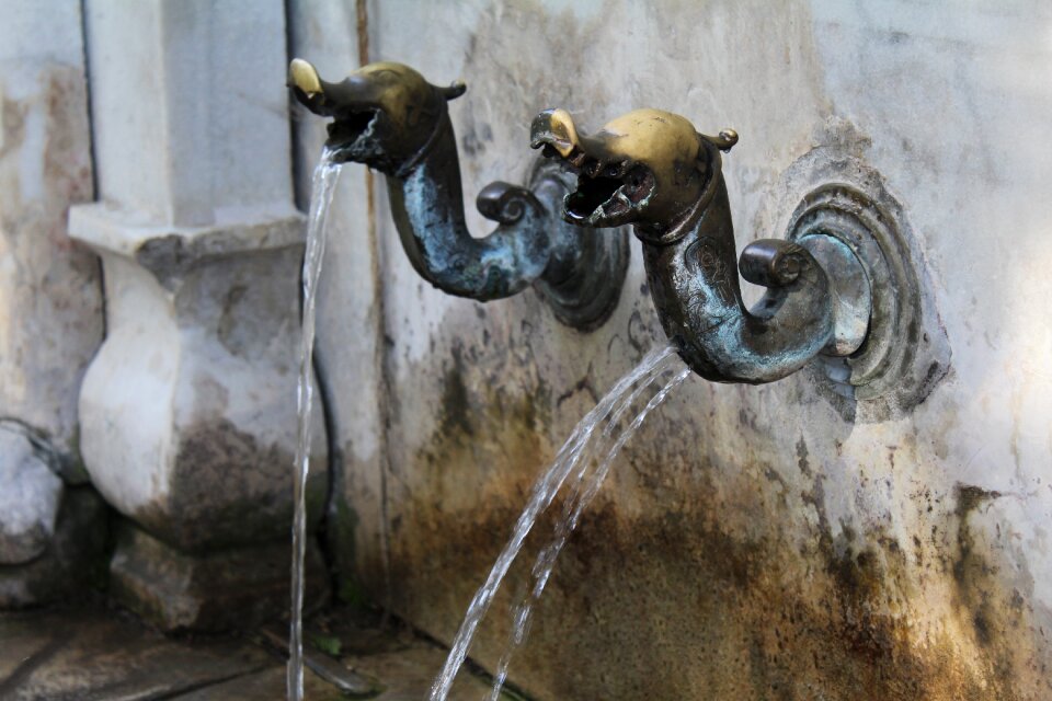 Jet spout jets of water