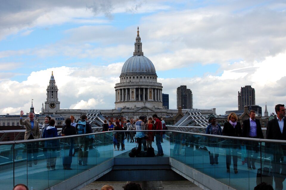 London bridges millennium bridge