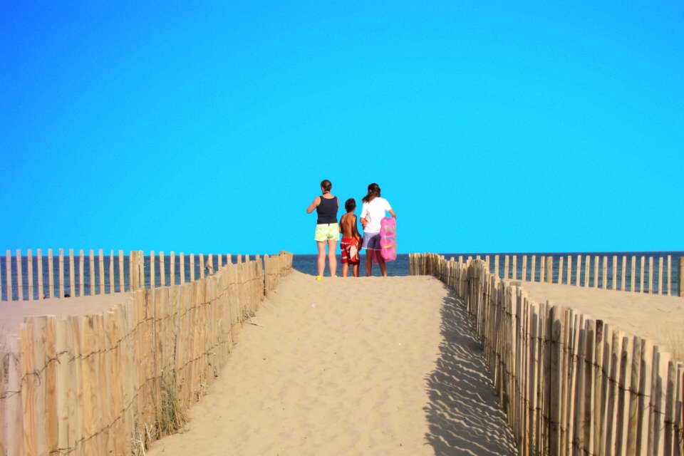 Beach life horizon heat wave