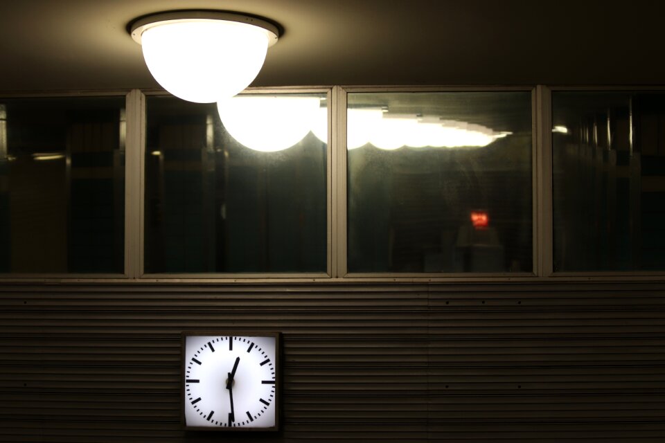 Hanging lamp mirroring light