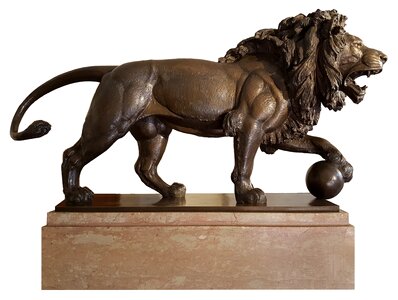 The lion statue bronze photo