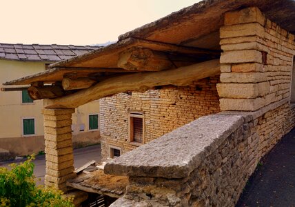 Wall stones beam