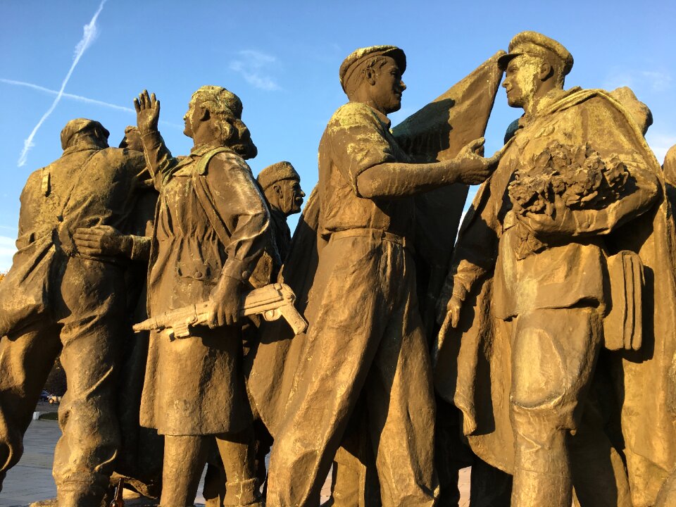Monument sculpture history