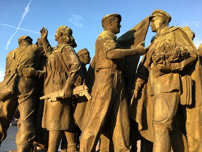 Monument sculpture history