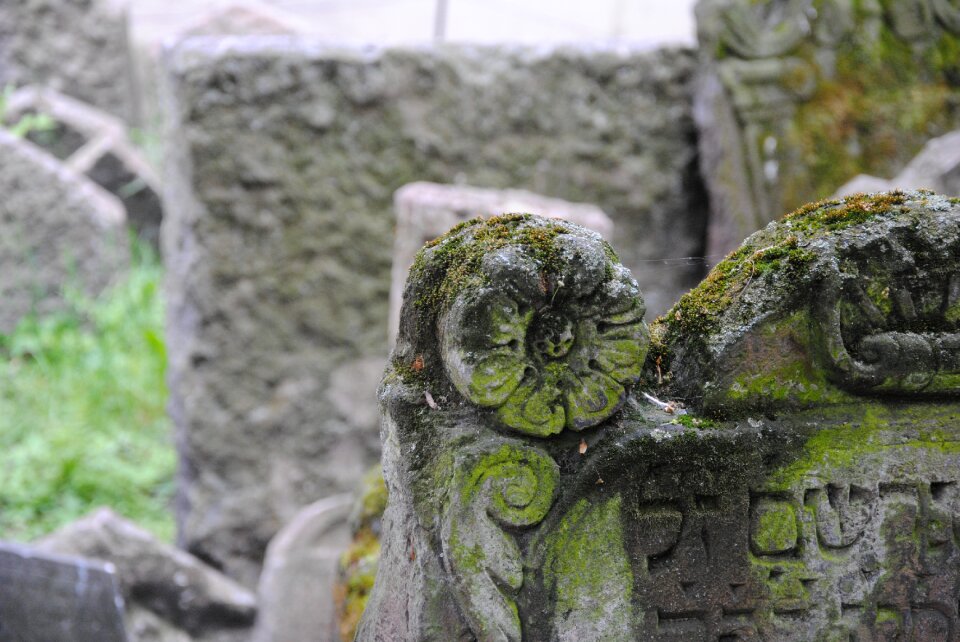 Graves burial ground commemorate