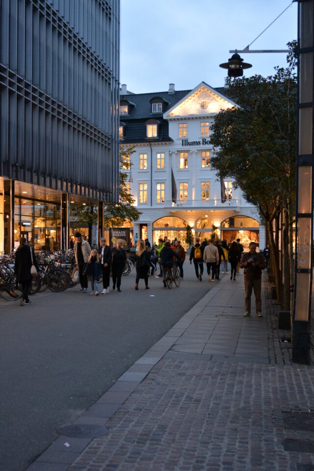 Pedestrian street mood trade