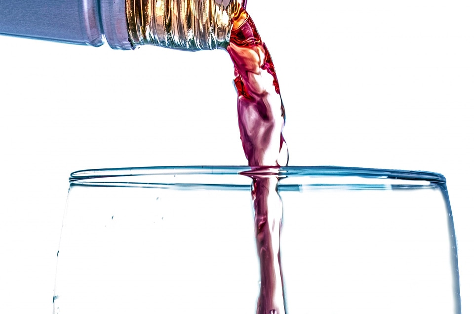 Splashing splash wineglass