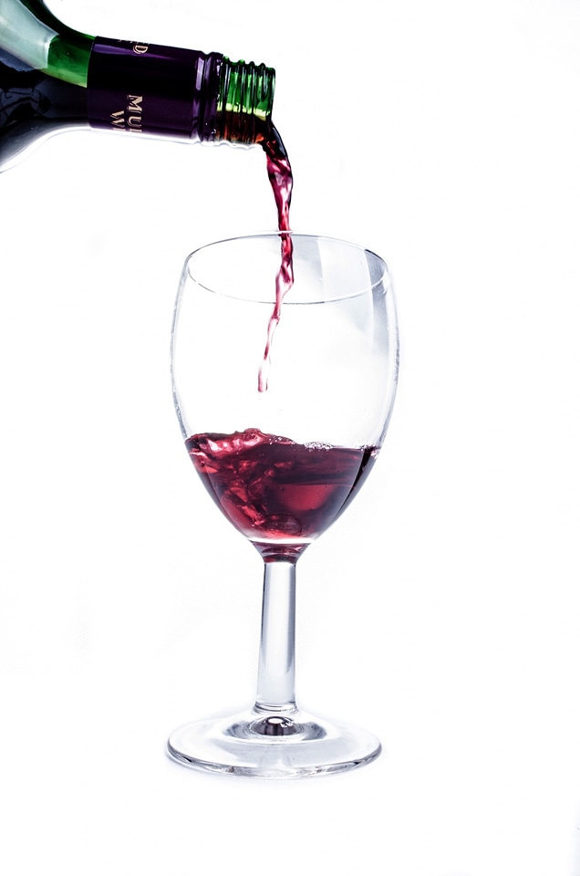 Splashing splash wineglass