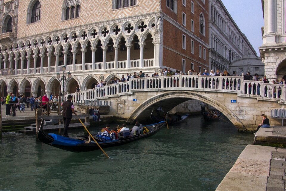 House channel boats