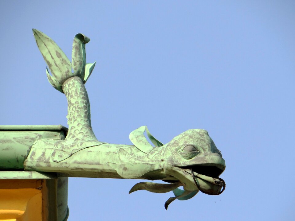 The roof of the gutter monument
