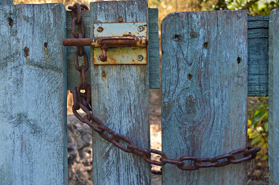 Closed chain rusty metal