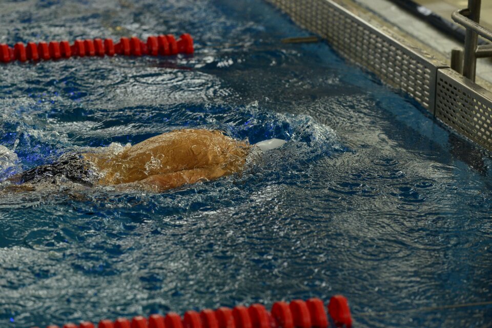 Kurz vor rückenwende schwimmen bei wende schwimmbad