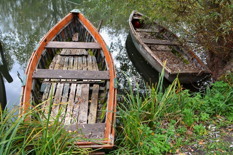 Lakeside autumn mood privacy