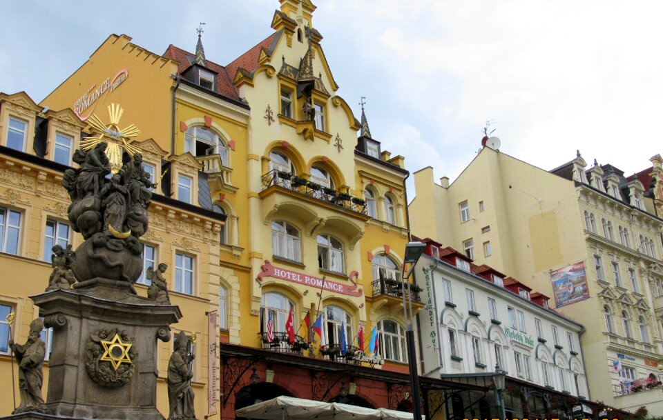 Karlovy vary hotels statue