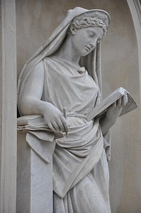 Monument woman zadumanie