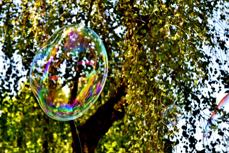 Make soap bubbles wabbelig iridescent