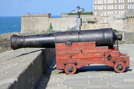 Canon ramparts castle