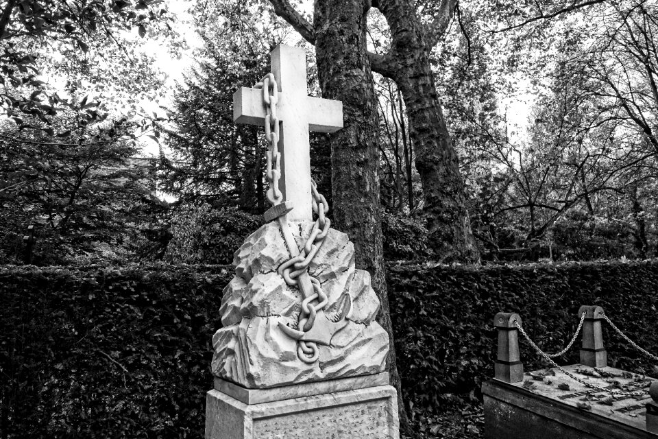 Graveyard chain hammer