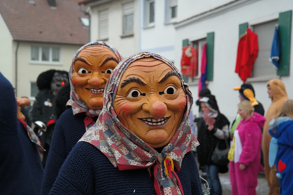 Masks street carnival move
