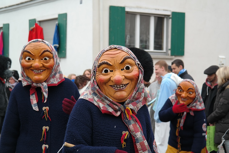 Masks street carnival move