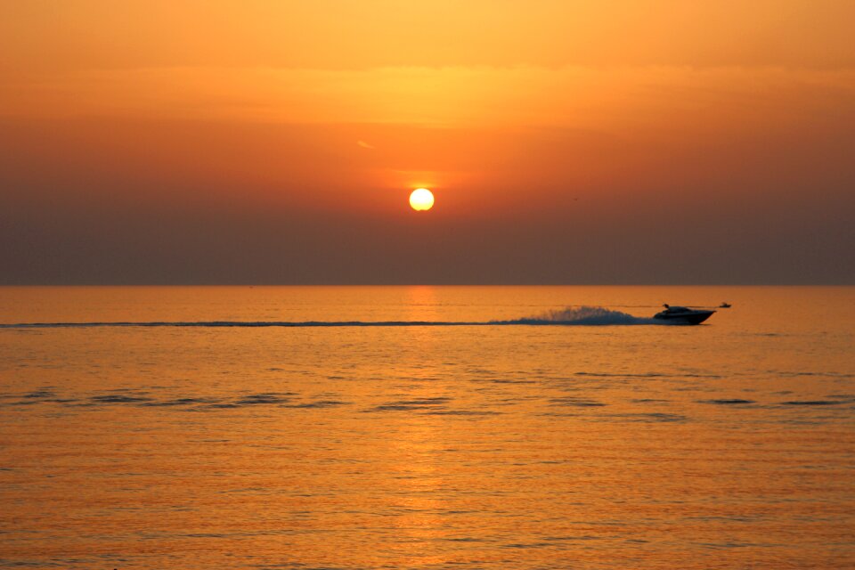 Sea horizon waves photo