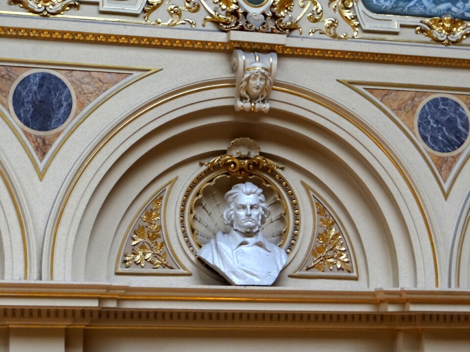 Bust poet the decor