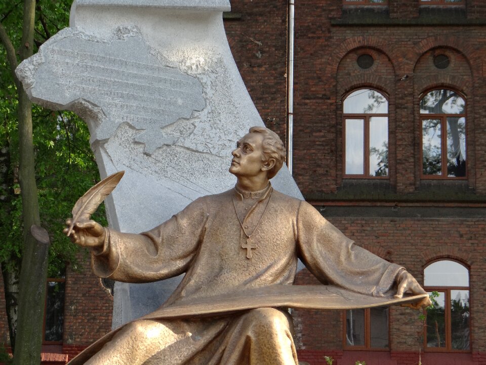 Monument lions figure