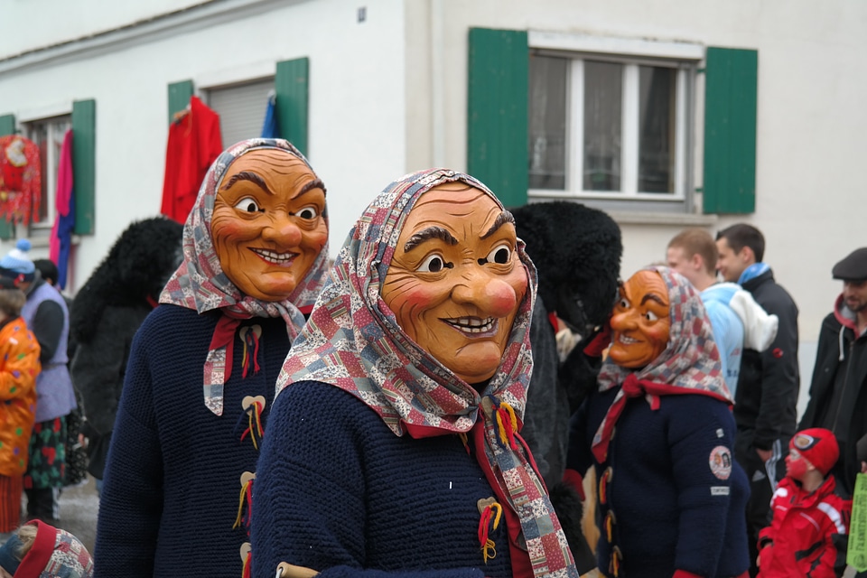 Masks street carnival move