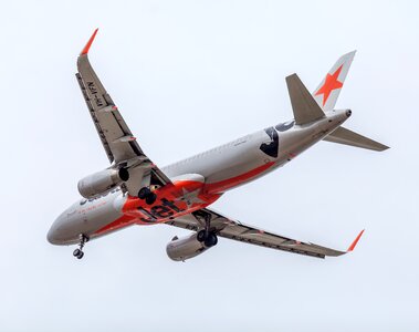 Townsville airport airliner landing