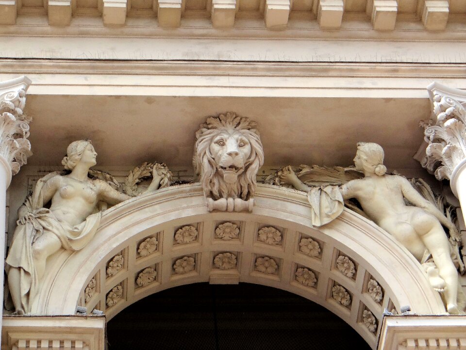 Monument sculpture monuments
