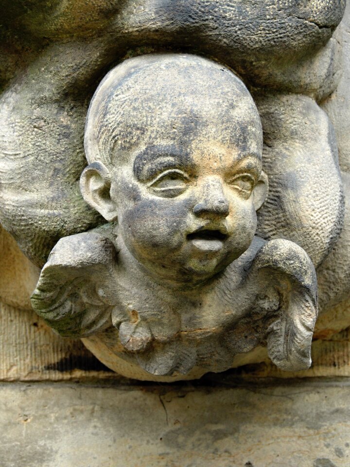 Angel face the statue of