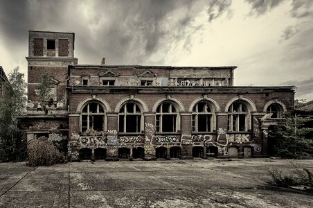 Lapsed abandoned industrial plant