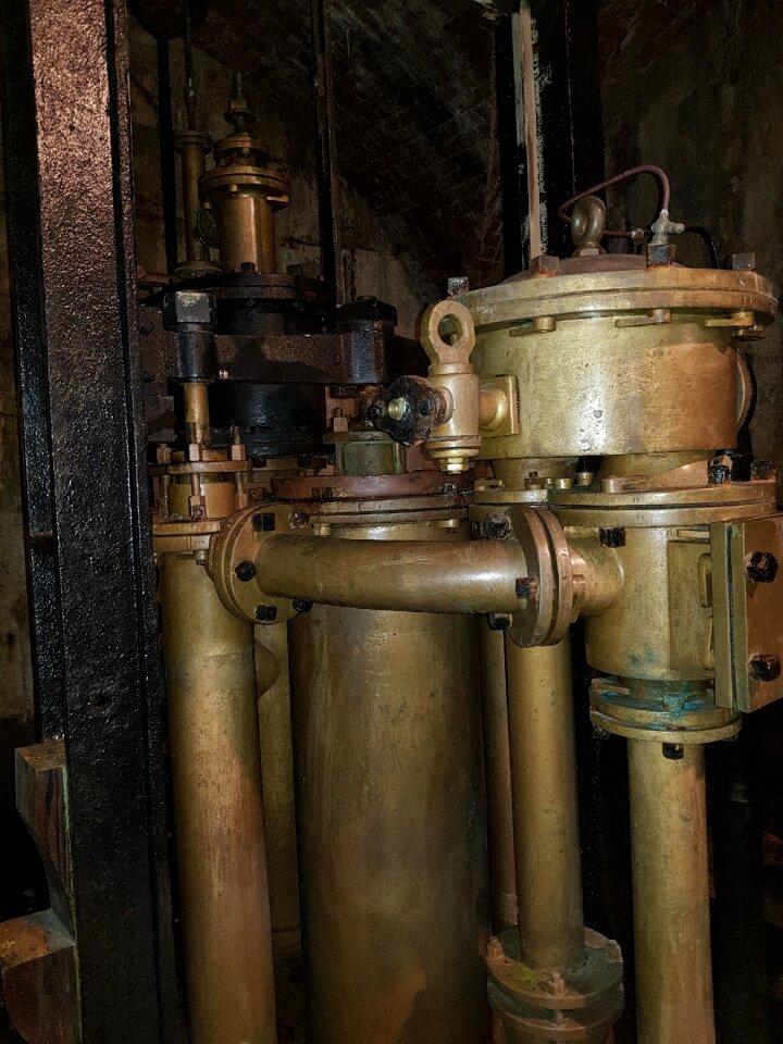 Pump metal pressure