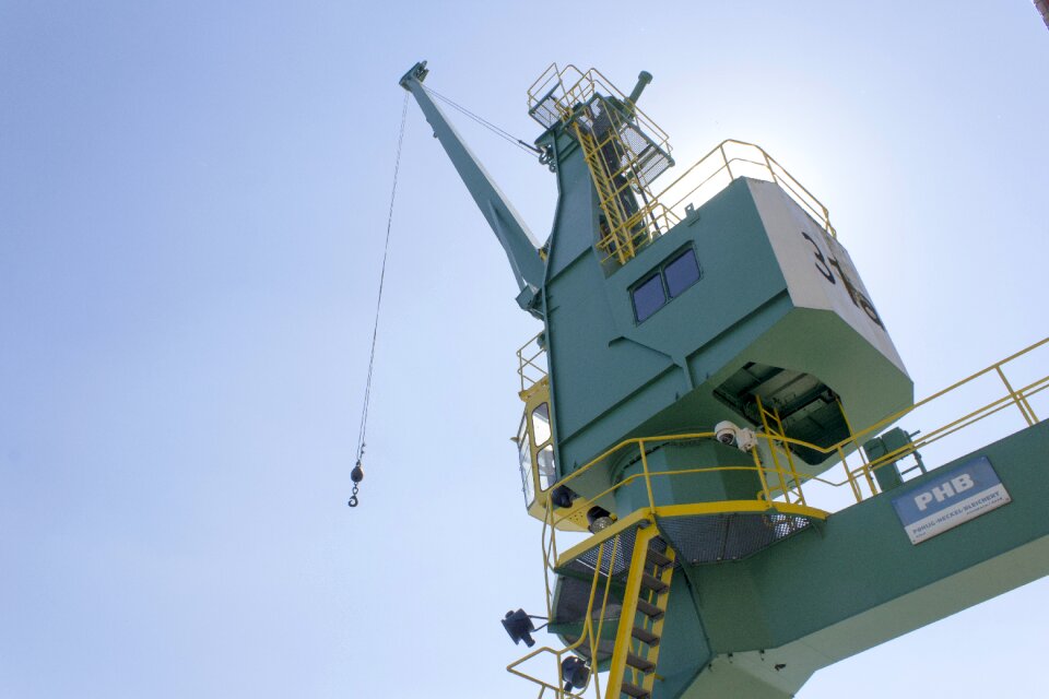 Machine maritime transport port