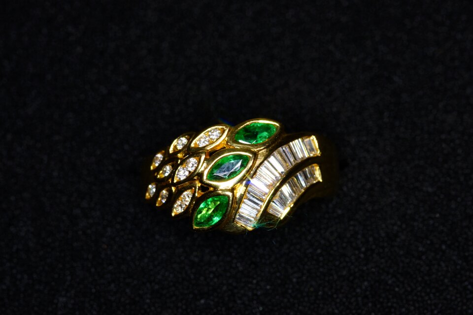 Ring emerald diamonds