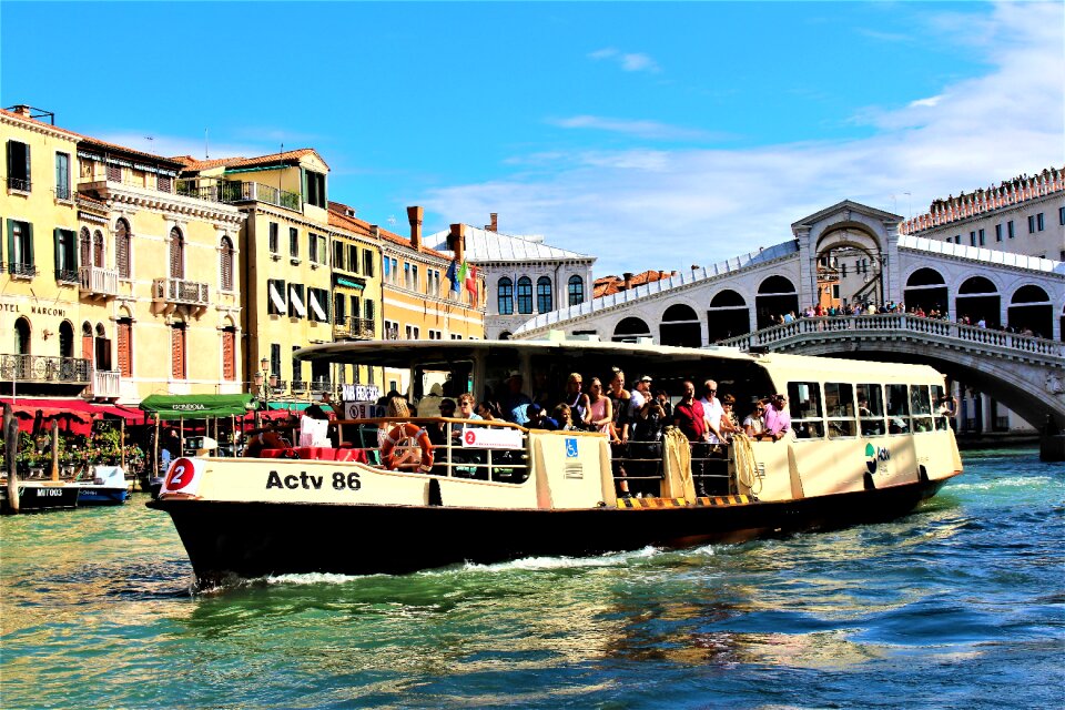 Transport means of transport boat