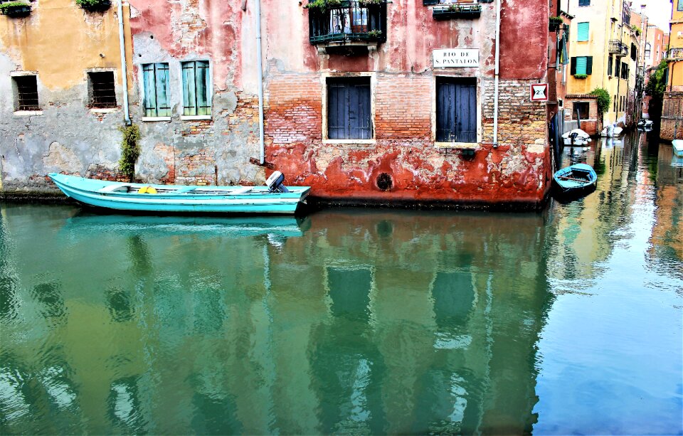 Mirroring buildings facade