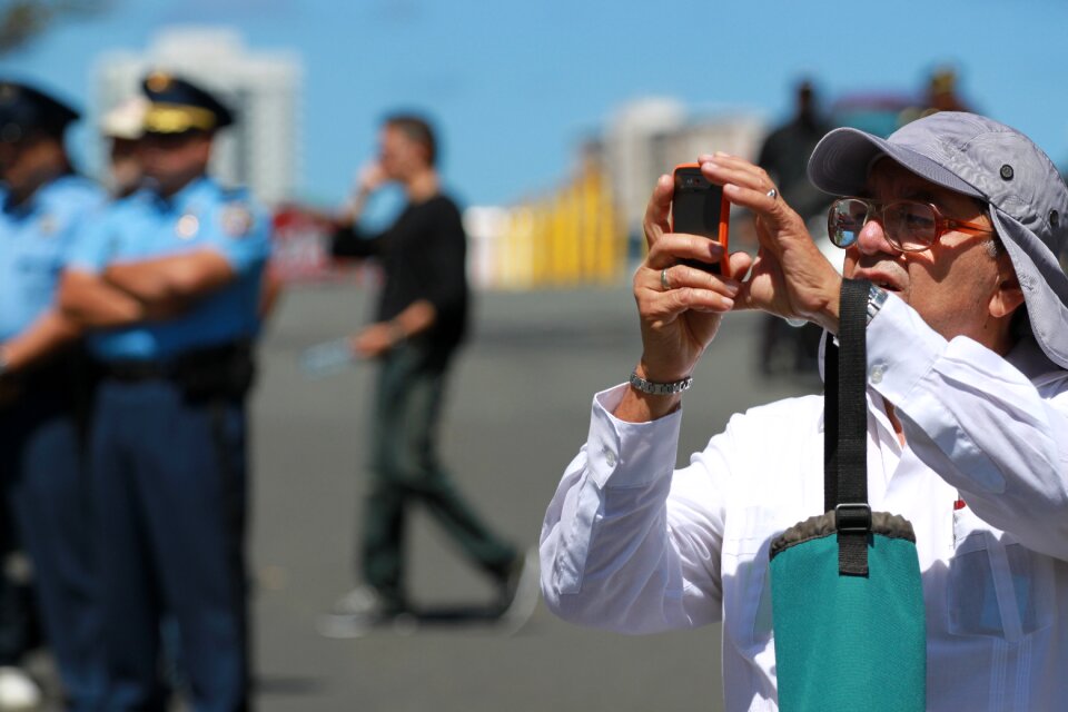Photo camera demonstrating